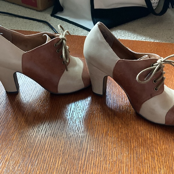 MIZ MOOZ FRANKLIN healed lace up bootie. Two tone leather. Size 6.5. - Picture 3 of 12